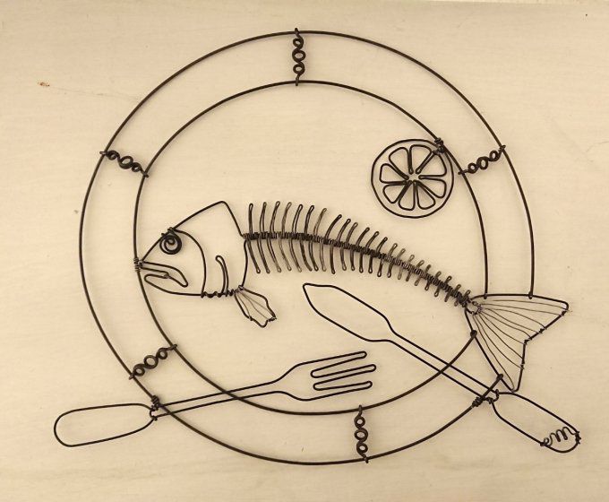 Assiette de poisson en fil de fer 